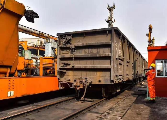 货运火车最高拉多少吨煤货运火车最高拉多少吨煤炭